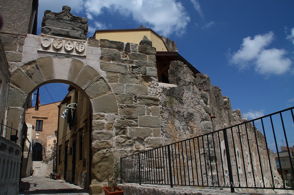 Sicilia_Tirrenica_177.JPG - La cinta muraria del Castello di Brolo