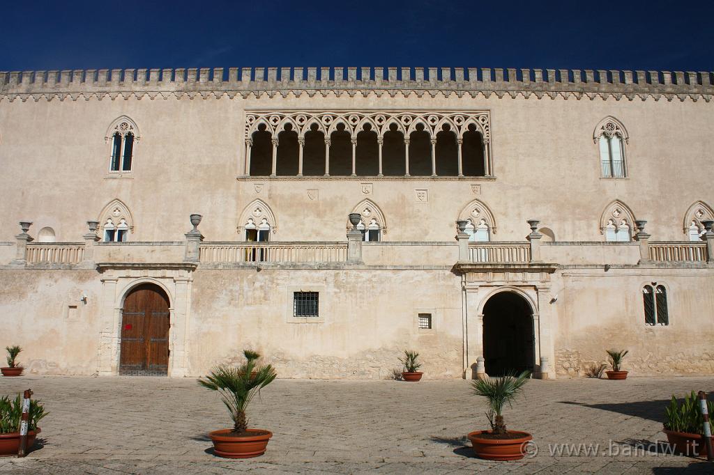 Castello di Donnafugata_002.JPG - Donnafugata (RG) - Il Castello di Donnafugata è situato nell’omonima contrada del comune di Ragusa a 308 metri s.l.m. 
Donnafugata deriva dall’arabo “ayn as-jafaiat” che vuol dire “fonte della salute” giustificato dalla presenza di una sorgente di acqua purissima.
Le sue origini documentate partono dal 1628 con un atto di vendita, con cui la famiglia Cabrera vendeva il feudo comprensivo di una tenuta di caccia, con antica torre di avvistamento Arabo-Normanna, alla famiglia Arezzo, che ne terrà la proprietà per tre secoli, fino al 1982 quando verrà acquistato dal comune di Ragusa.
La famiglia Arezzo avviò una lunga opera di trasformazione del nucleo originario, che culminò alla fine dell’800, quando il Barone Corrado Arezzo de Spucches (1824.1895), diede alla struttura l’attuale immagine di Castello con la sua varietà di stili dal gotico-veneziano al tardo.rinascimentale. La struttura occupa una superficie di 2500 mq, circondato da otto ettari di parco. Conta in tutto 102 stanze, anche se quelle visitabili sono quelle del piano nobile (circa 28). L’eclettismo degli stili che caratterizza la facciata del Castello, si riflette anche negli ambienti interni e nei mobili che per la maggior parte datano metà ‘800 e ‘900. 
Nel giugno 2002 è stato aperto riaperto al pubblico dopo cinque anni di lavoro di restauro.
