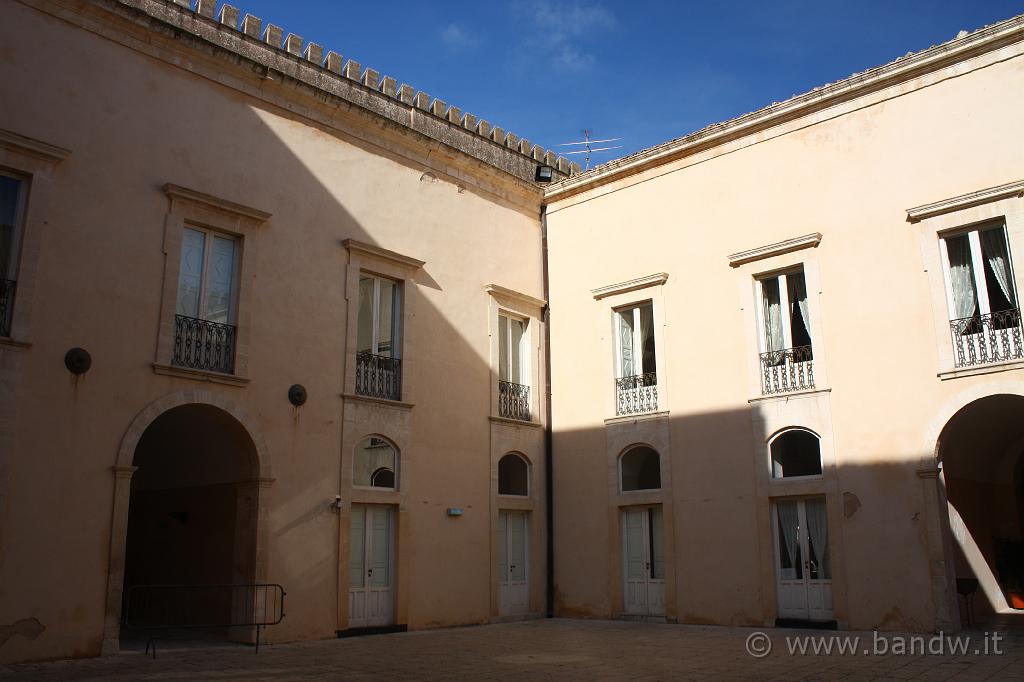 Castello di Donnafugata_004.JPG - Donnafugata (RG) - Il Castello - Chiostro interno