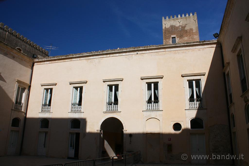 Castello di Donnafugata_020.JPG - Donnafugata (RG) - Il Castello - Chiostro interno