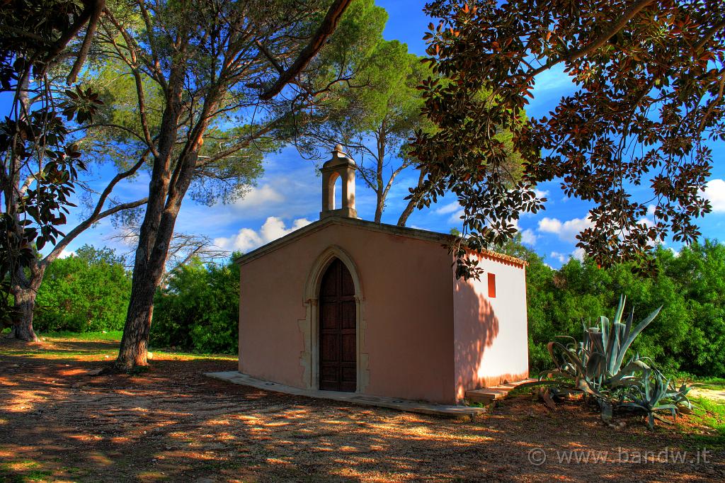 Castello di Donnafugata_036.jpg - Donnafugata (RG) - Il Giardino del Castello - La chiesetta sotto la magnolia (HDR version)