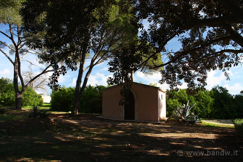 Castello di Donnafugata_037.JPG - Donnafugata (RG) - Il Giardino del Castello - La chiesetta sotto la magnolia