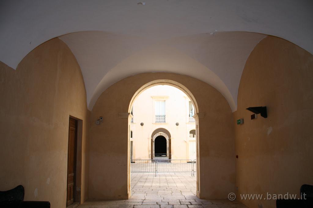 Castello di Donnafugata_059.JPG - Donnafugata (RG) - Il castello - Passaggio interno dal chiostro al giardino -