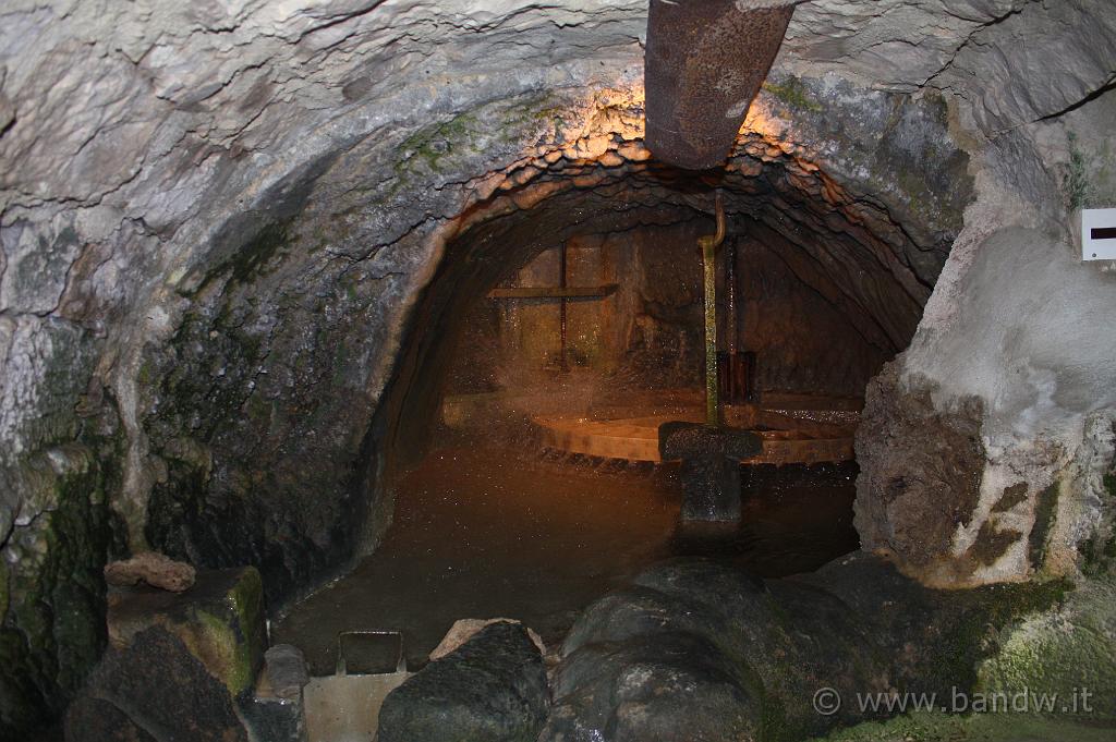 Ispica_Mulino_ad_Acqua_021.JPG - Ispica (RG) - Le pale che girano azionate dal flusso d'acqua che cade in picchiata su rotore