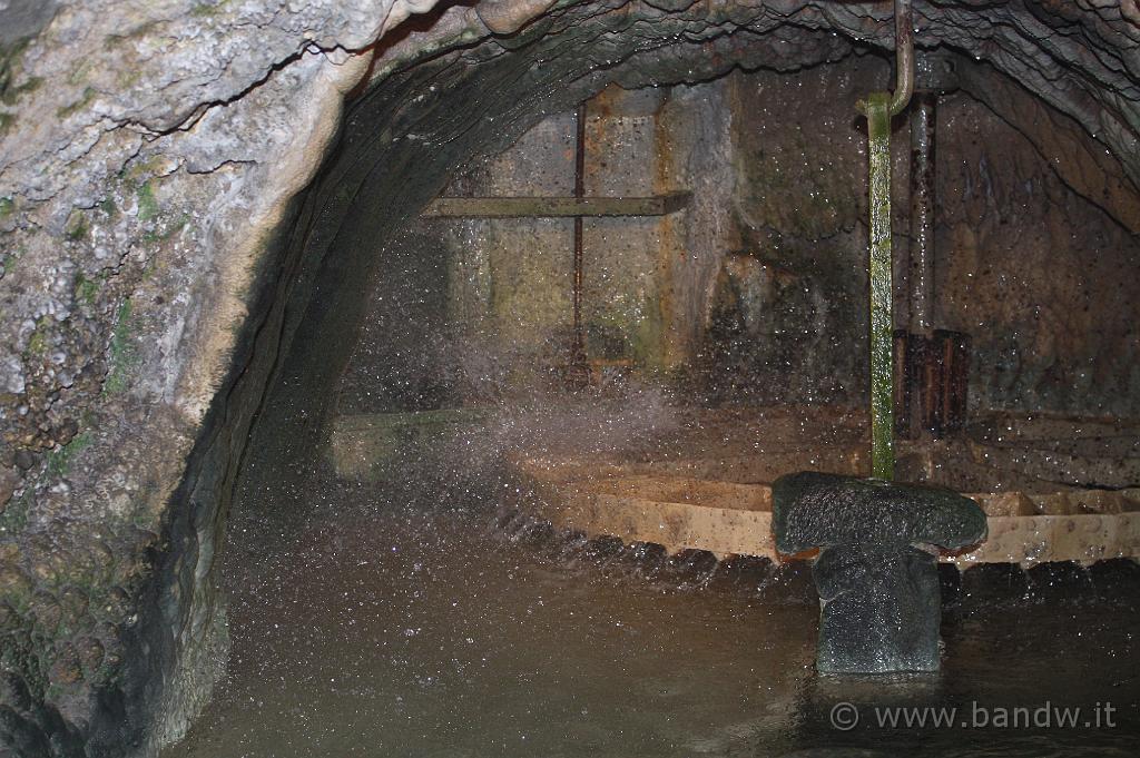 Ispica_Mulino_ad_Acqua_022.JPG - Ispica (RG) - Le pale che girano azionate dal flusso d'acqua che cade in picchiata su rotore