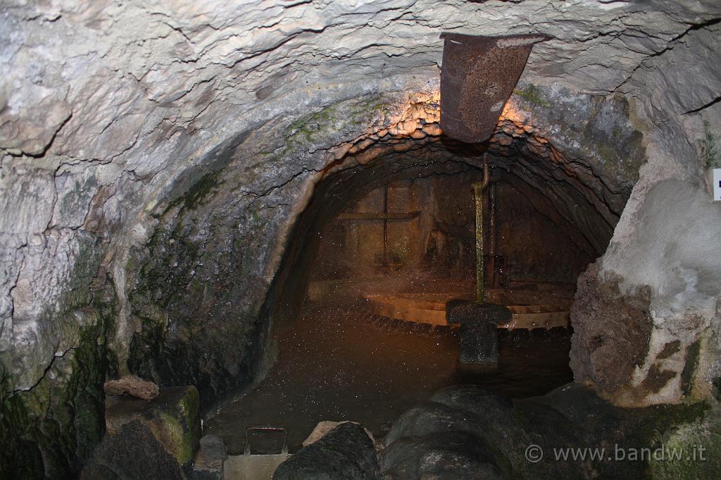 Ispica_Mulino_ad_Acqua_023.JPG - Ispica (RG) - Le pale che girano azionate dal flusso d'acqua che cade in picchiata su rotore