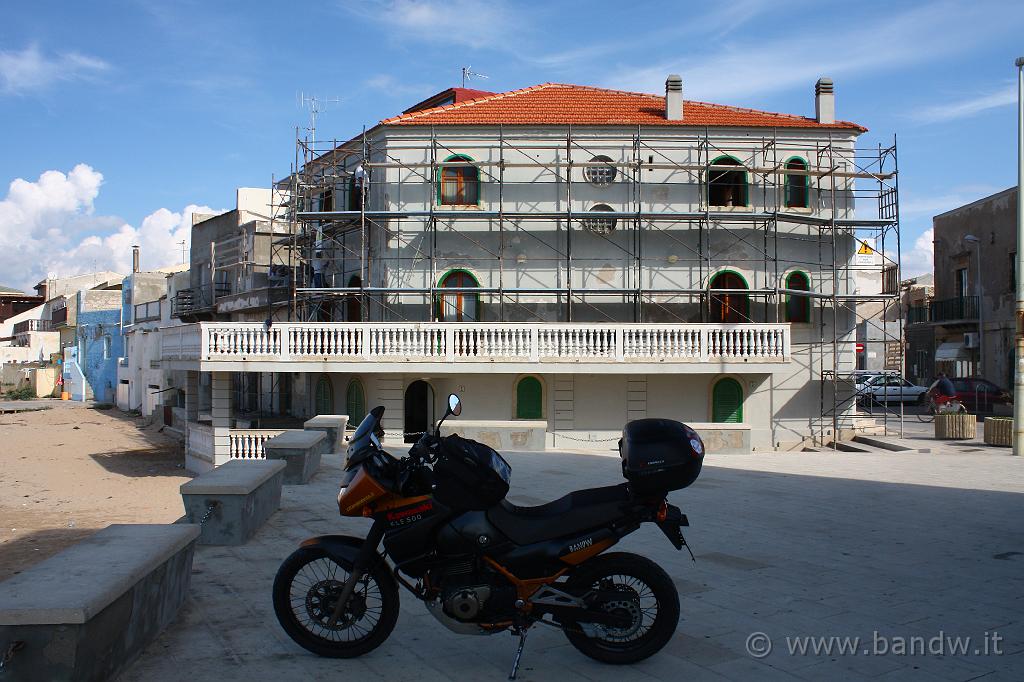 Santa_Croce_di Camarina_Punta_Secca_004.JPG - Santa Croce di Camerina (RG) - Loc. Punta Secca - La casa in ristruturazione del "Commissario Montalbano"