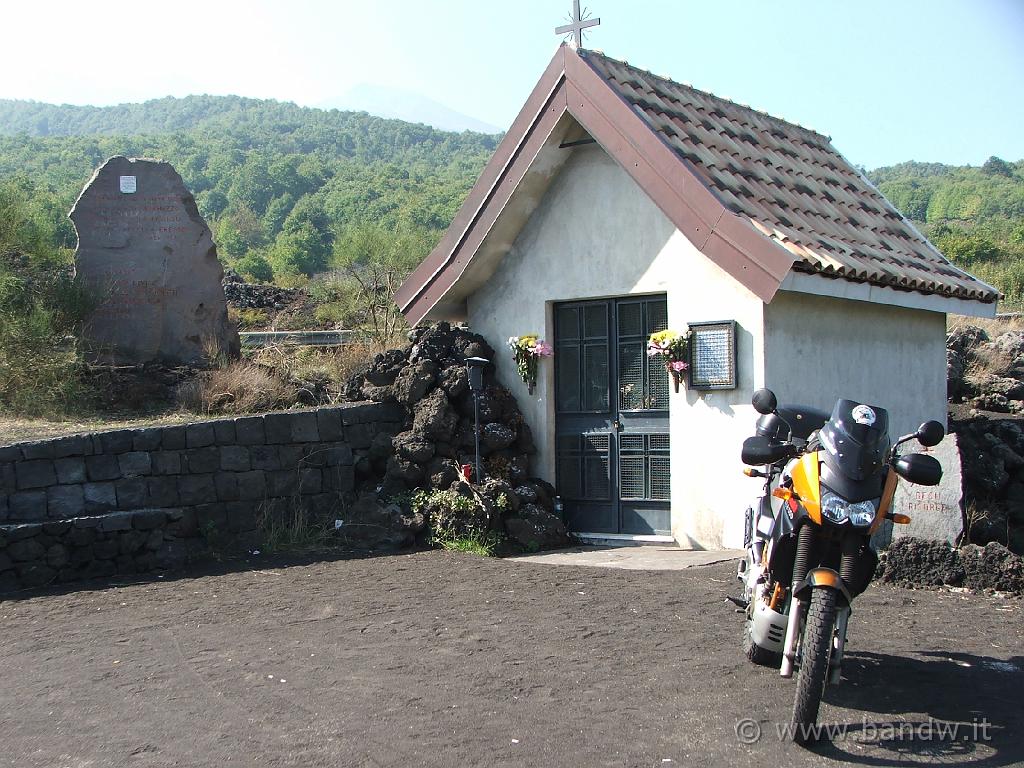 Motostaffetta2007(203).JPG - Piccola cappella eretta in seguito a eruzione del 1950