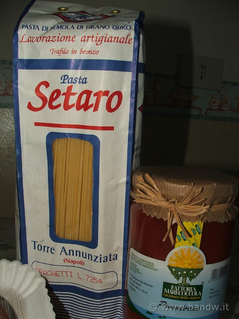 Motostaffetta2007(268).JPG - Pasta artigianale e pomorodini casarecci, doni di Pinos che mi ha portato dalla Campania