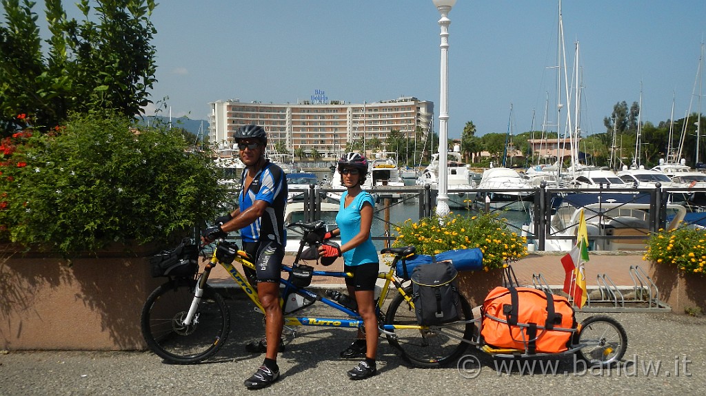 DSCN9484.JPG - Foto ricordo davanti al vecchio Hotel Hilton di Portorosa